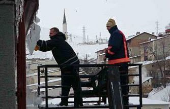 Bayburt’ta çatıdan düşen kar kütleleri park halindeki 2 araca zarar verdi: Bir otomobil hurdaya döndü