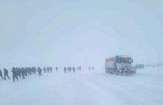 Bayburt’ta kar nedeniyle yolda kalan sürücülerin yardımına ekipler yetişti