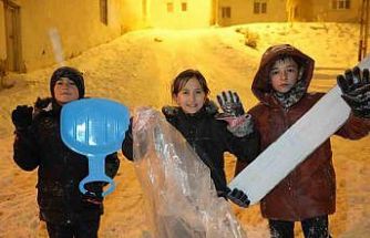 Bayburt’ta kar tatilini fırsat bilen çocuklar soluğu dışarıda aldı