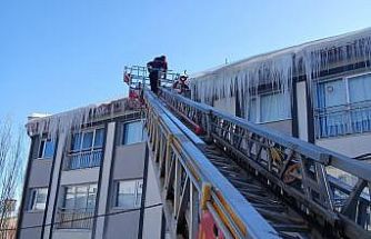 Bayburt’ta tehlike oluşturan buz sarkıtları temizleniyor