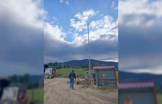 Bayrak direğinin ipini çaldılar