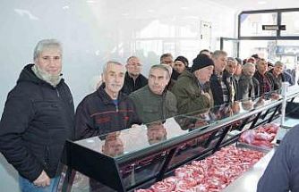 Belediyenin et satış noktası açıldı, ilk gün yüzde 50 indirimle ürünler kapışıldı