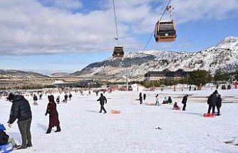 Belediyenin sömestir sürprizi çocukları Davraz’da karla buluşturdu