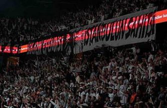 Beşiktaş - Fenerbahçe derbisine tribün olayları nedeniyle ara verildi