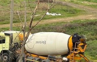 Beton mikseri boş araziye atık döktü iddiası
