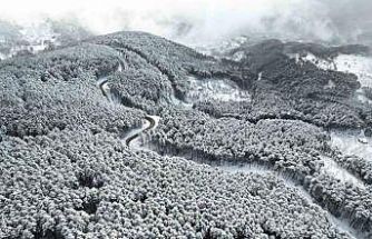 Beyaz örtüyle Uludağ’ın virajları görsel şölene dönüştü