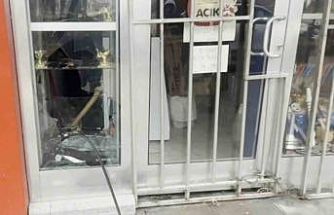 Bıçakçı dükkanının camı kırılıp binlerce liralık bıçak çalındı