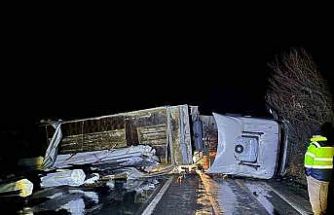 Bilecik’te direksiyon hakimiyetini kaybeden tır sürücüsü kaza yaptı