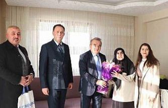 Bilecik’te evde eğitim öğrencisine karne sevinci