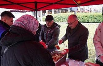 Bilecik’te Miraç Kandili dolayısıyla vatandaşlara helva ikramı