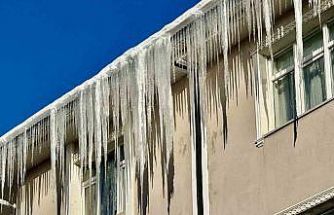 Bina çatılarındaki dev buz sarkıtları tehlike saçıyor