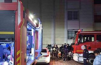 Binanın girişinde çıkan yangın korkuttu