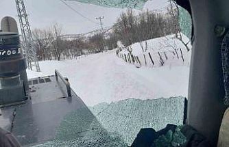 Bingöl’de ahır yolunu açmadılar diye iş makinesine saldırdılar