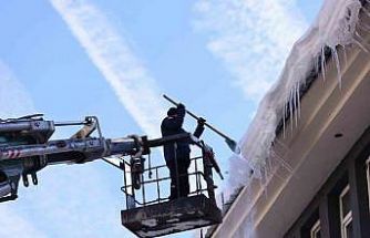 Bingöl’de buz sarkıtları itfaiye ekiplerince temizlendi