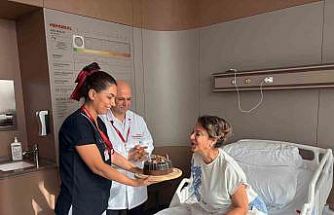 Bir yıl yutma mücadelesi veren doktor, doğum günü pastasını yutabilmenin mutluluğunu yaşadı