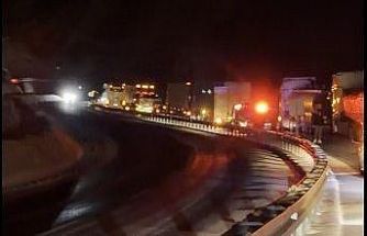 Bitlis’te kapanan yollarda uzun araç kuyrukları oluştu