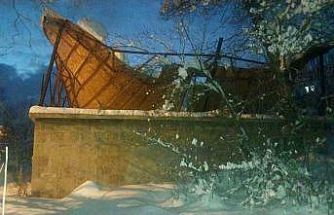 Bitlis’te karın ağırlığına dayanamayan çatı çöktü