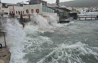 Bodrum’da tekneler karaya vurdu, feribot seferleri yapılamadı