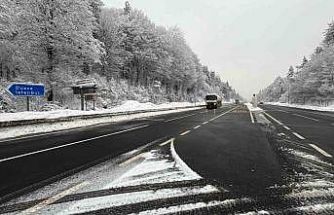 Bolu Dağı geçişinde kar yağışı etkili oluyor