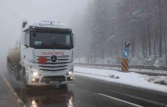 Bolu Dağı’nda sis ve hafif kar yağışı etkili oluyor: Görüş mesafesi 30 metreye düştü