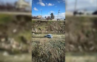 Bolu’da kontrolden çıkan otomobil, dereye uçtu: 3 yaralı