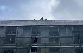 Bolu’da okul inşaatında işçiler parasını alamayınca çatıya çıktı