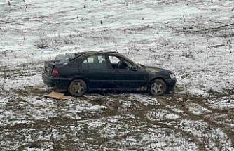 Boş araziye uçan otomobilin sürücüsü yaralandı