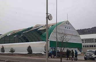 Bozkır’da fırtına çatıları uçurdu, ağaçları devirdi