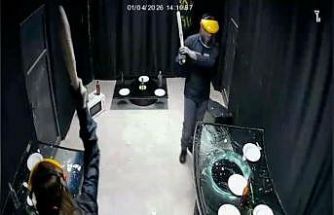 Bu eve gelen her şeyi kırıp döküyor