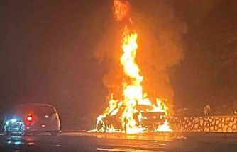 Burdur’da lüks otomobil alev alev yandı