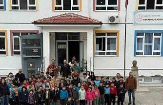 Burhaniye’de köy okullarındaki öğrencilere konser sürprizi