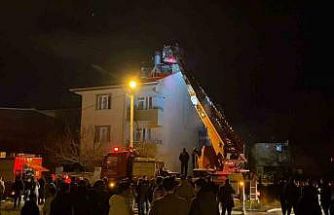 Bursa’da 3 katlı binanın çatısında yangın