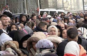 Bursa’da indirim izdihamı: 100 liralık alışveriş için dondurucu soğukta saatlerce beklediler