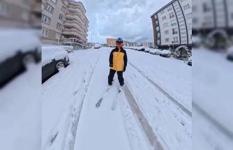 Bursa’da işe kayakla gitti