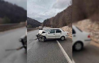 Bursa’da otomobil bariyerlere çarptı: 3 yaralı