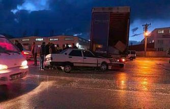 Bursa’da otomobil tıra çarptı: 1 yaralı