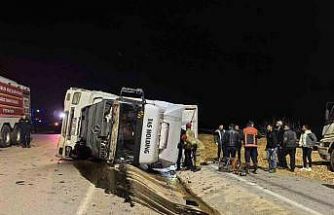 Bursa’da talaş yüklü tır devrildi: Araçta sıkışan genç sürücü hayatını kaybetti