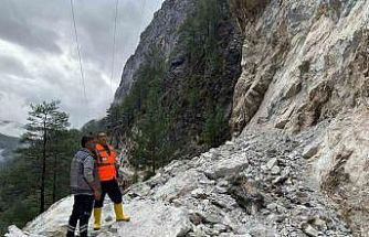 Büyükşehir ekiplerinden Alacami yolunda heyelan çalışması