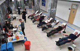 Büyükşehir ve ERÜ iş birliğinde düzenlenen kan bağışı kampanyasına belediye personelinden destek