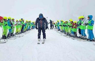Büyükşehir’le öğrencilerin kayak keyfi