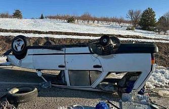 Buzda kayan otomobil takla attı