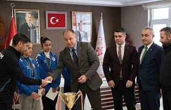 Çakmur şampiyon atletleri ödüllendirdi