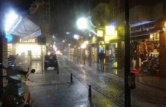 Çanakkale’de sağanak sonrası cadde ve sokaklar göle döndü