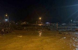 Çanakkale’de sağanak yağış nedeniyle Kepez Çayı taştı, sahil yolu trafiğe kapatıldı