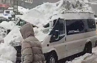 Çatıdan düşen kar kütlesi aracı kullanılmaz hale getirdi
