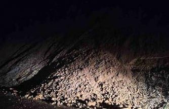 Çaycuma’da heyelan trafik akışını durdurdu