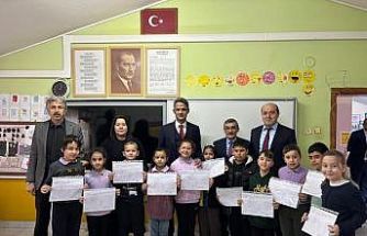 Çaycuma’da öğrenciler karnelerini kaymakam Kaya’nın elinden aldı