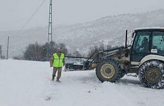 Çemişgezek’te karla kaplı yol açıldı, ekipler hasta inek için seferber oldu
