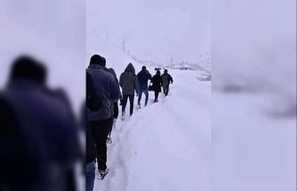 Çığla kapanan yolda mahsur kalan 100 kişi köyde misafir edildi