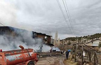 Çıkan yangında ev küle döndü, 1 kişi dumandan etkilendi, 3 hayvan telef oldu